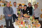 Stefan Mielke, Kai und Susan Schulze, Juliana und Jürgen Schmiedgen und Steffi Haustein im Hofladen der Erlebnisimkerei