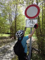 Fleißige Hände beim Säubern der Beschilderung